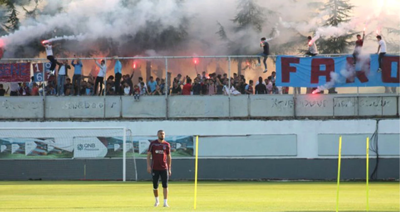Trabzonspor Taraftarı, Burak Yılmaz\'a Destek Çıktı