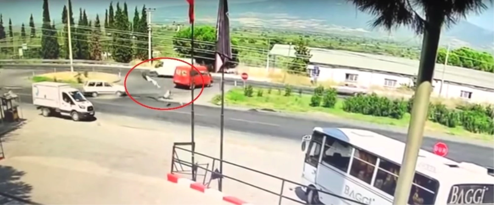 Turgutlu\'daki Motosiklet Kazası Güvenlik Kamerasında