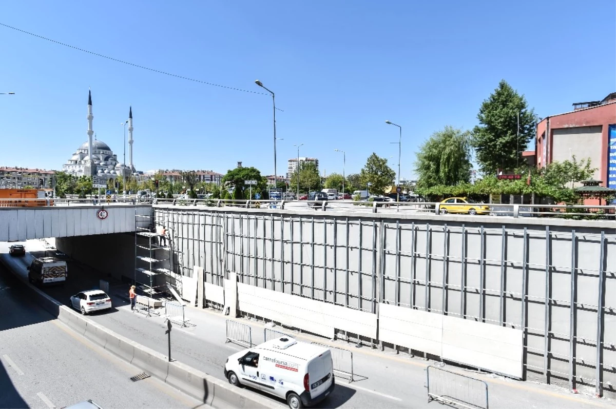 Başkent\'in Modern ve Estetik Görüntüsünü Yenilemek Amacıyla Yaya Üst Geçitleri Turkuaza Boyanıyor