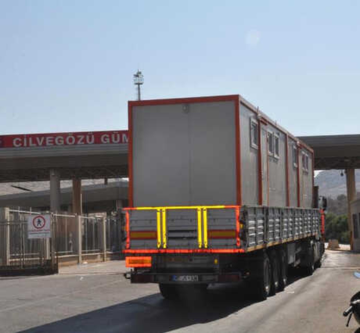 Cilvegözü\'nden Suriye\'ye Konteyner Taşındı