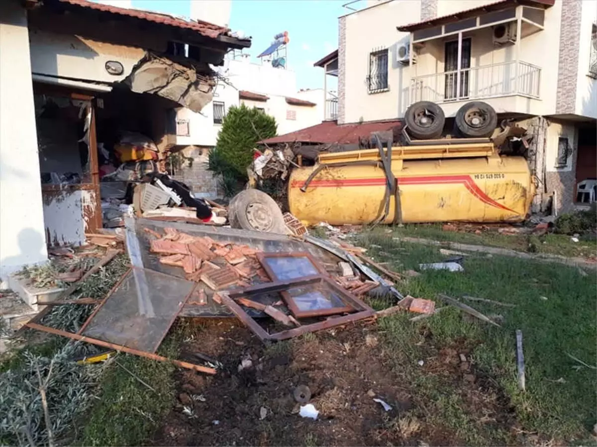 Didim\'de Kontrolden Çıkıp Siteye Giren Vidanjör Devrildi: 1 Ölü