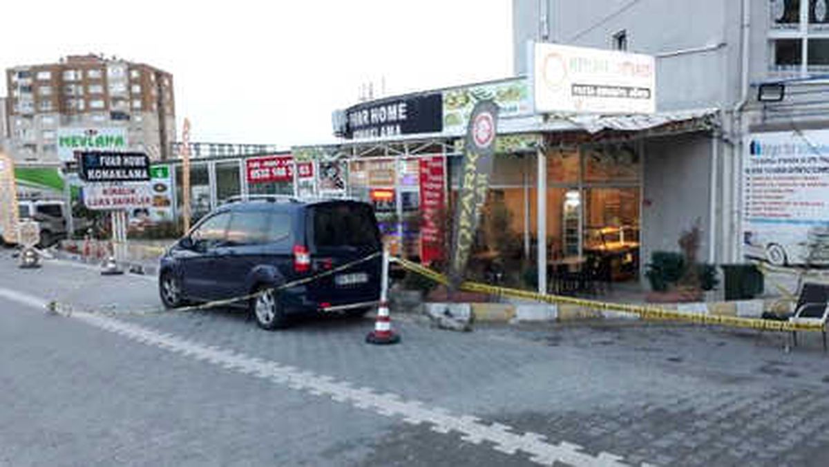 Esenyurt\'ta Börekçi Önünde Silahlı Kavga: 1\'i Ağır 3 Yaralı