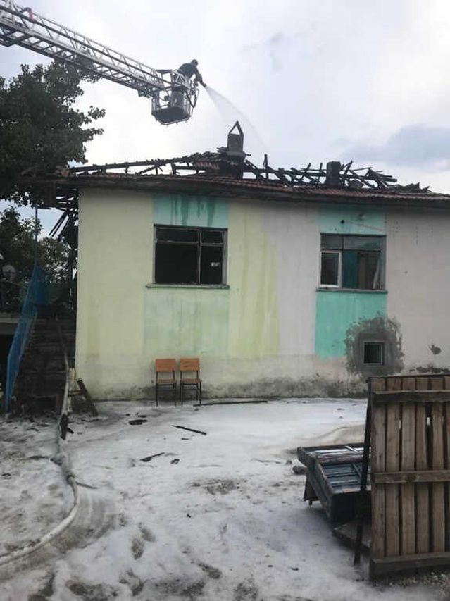 Isparta’da Yanan 2 Katlı Ahşap Ev Kullanılamaz Hale Geldi Son Dakika