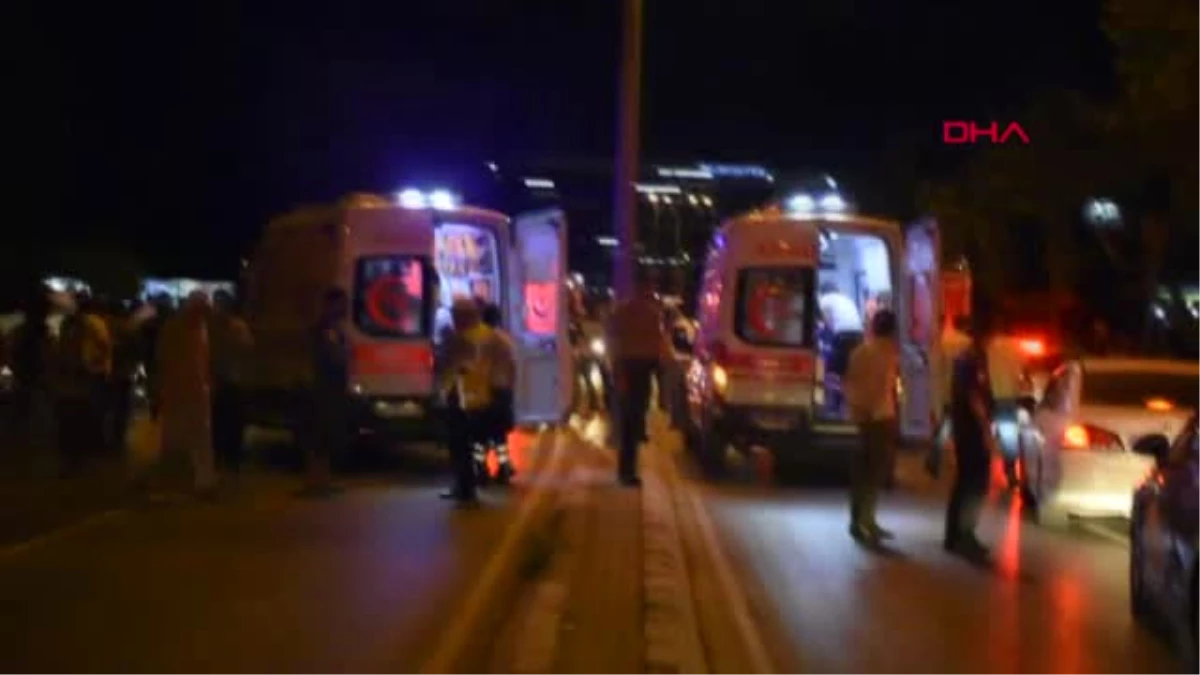 İzmir\'de 3 Otomobil Çarpıştı: 7 Yaralı