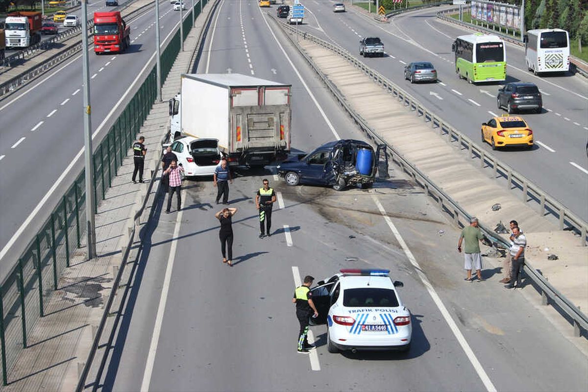 Kocaeli\'deki Kaza Trafiği Aksattı