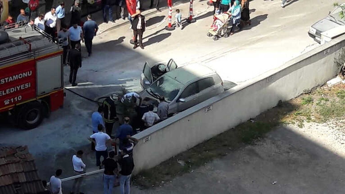 Park Halindeki Otomobil, Motor Kısmından Yandı