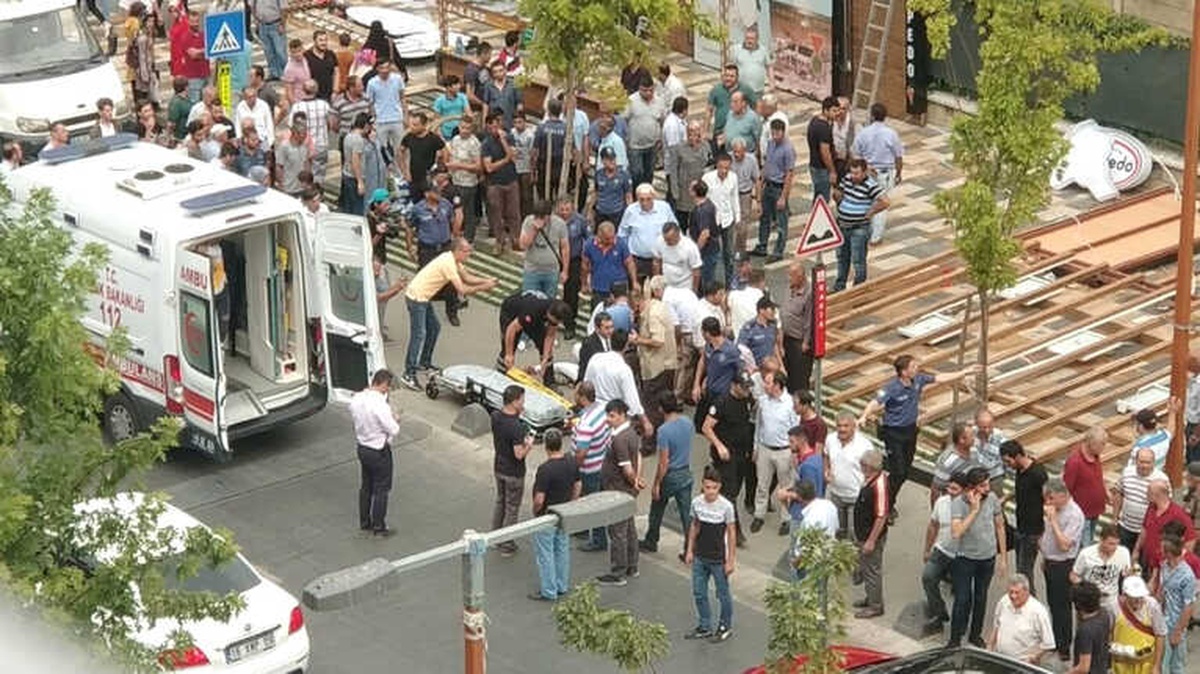 Anne ve Kızının Üzerine Reklam Tabelası Düştü