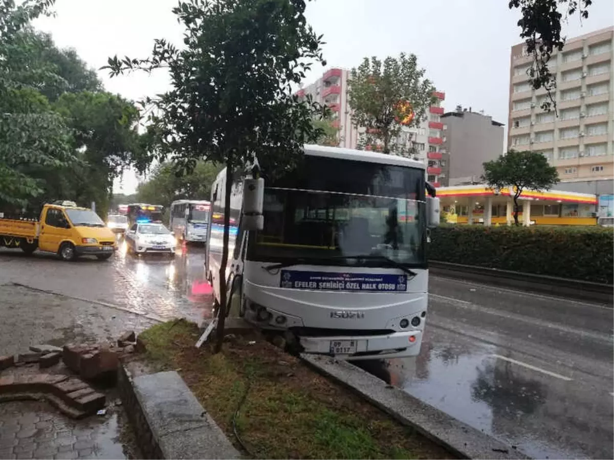 Aydın\'da Halk Otobüsü Refüje Çarptı; 3 Yaralı