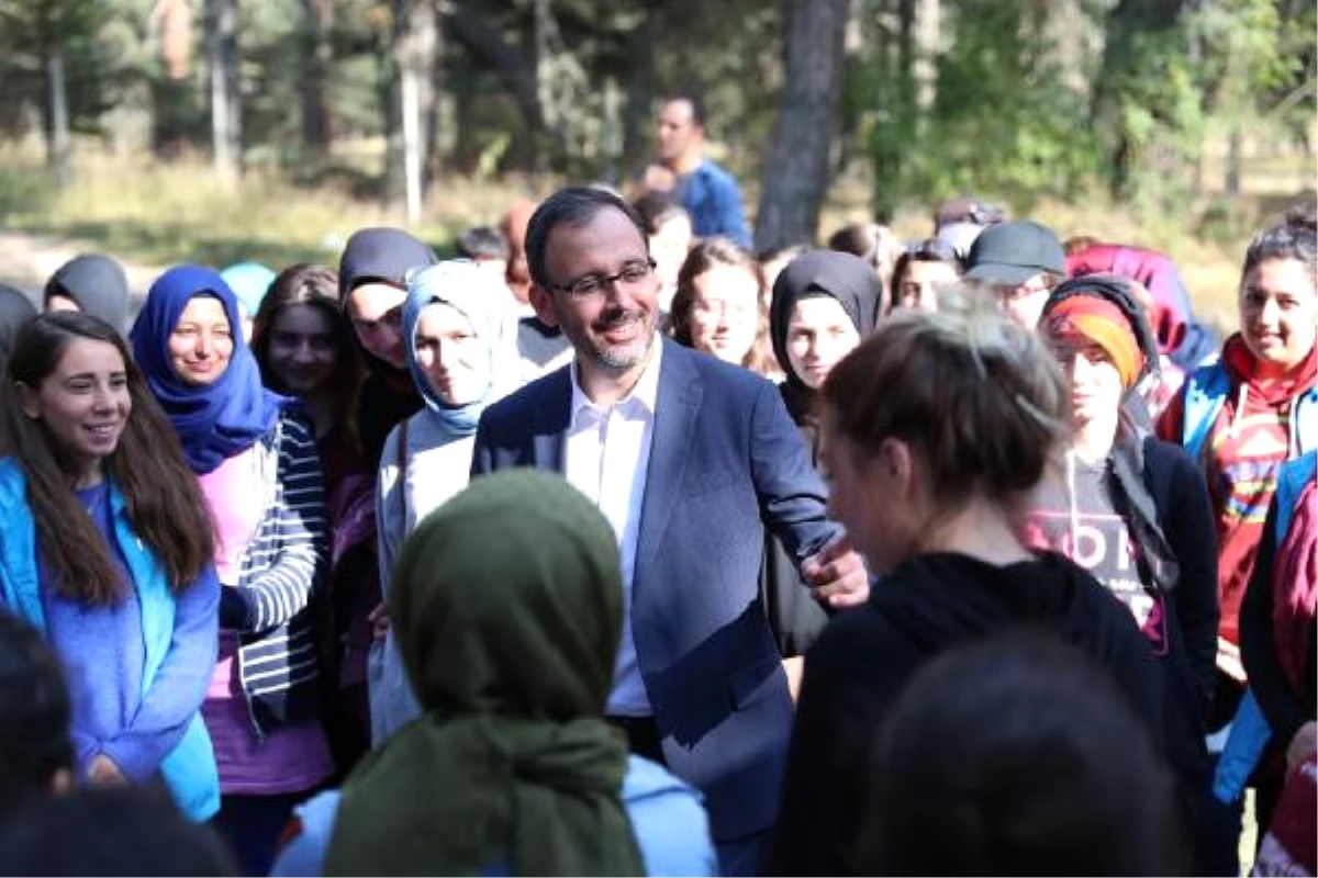 Bakan Kasapoğlu\'ndan Gençlik Kampına Ziyaret