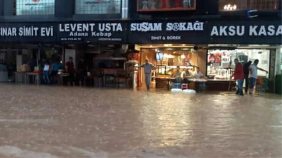 Bilecik\'te Sağanak; Yollar Göle Döndü