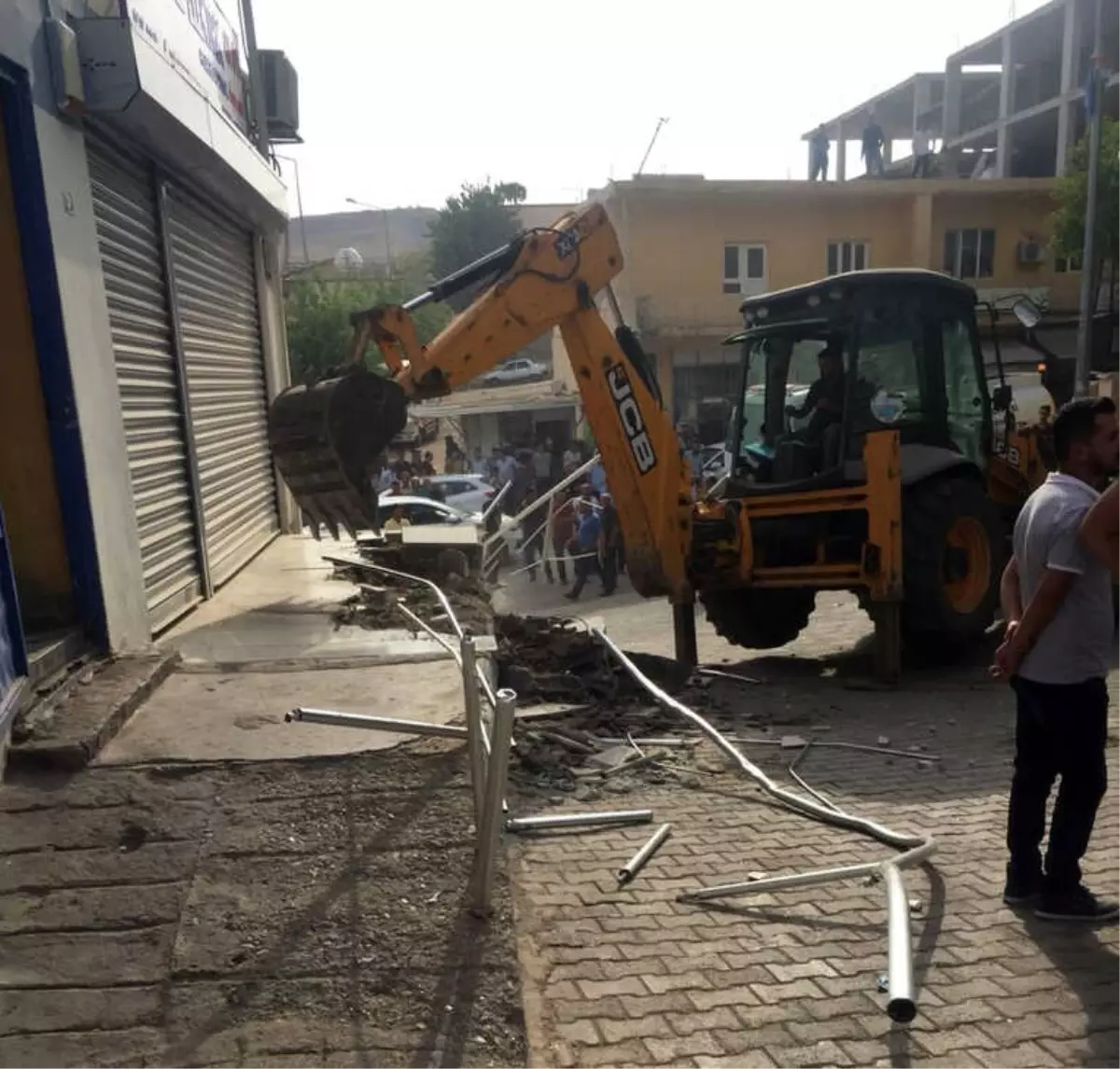 Borç Yüzünden Elektrikleri Kesilen Belediye, Dicle Elektrik Hizmet Binasını Yıktı