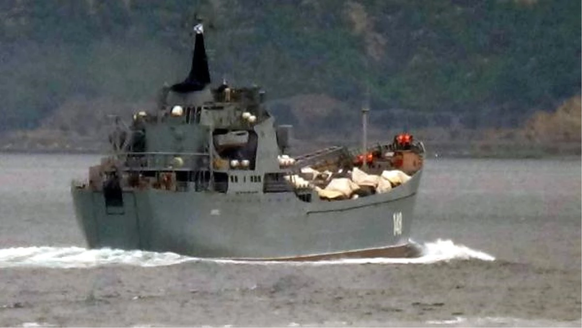 Çanakkale Boğazı\'ndan Geçen Rus Savaş Gemisindeki Malzemeler Dikkat Çekti