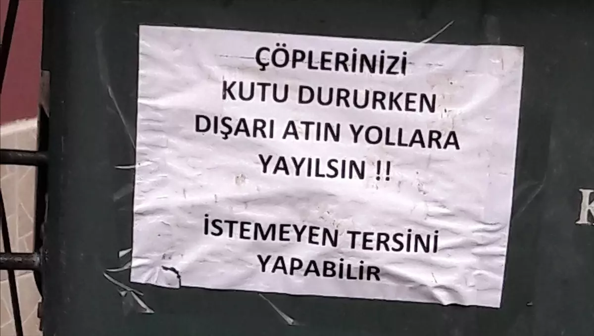 Çöpleri Dışarı Atanlara Astığı Yazıyla Tepki Gösterdi