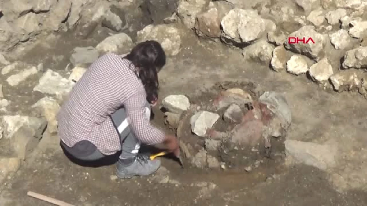 Gümüşhane Kelkit\'teki Antik Kentte 2 Bin Yıllık Eserler Gün Yüzüne Çıkıyor