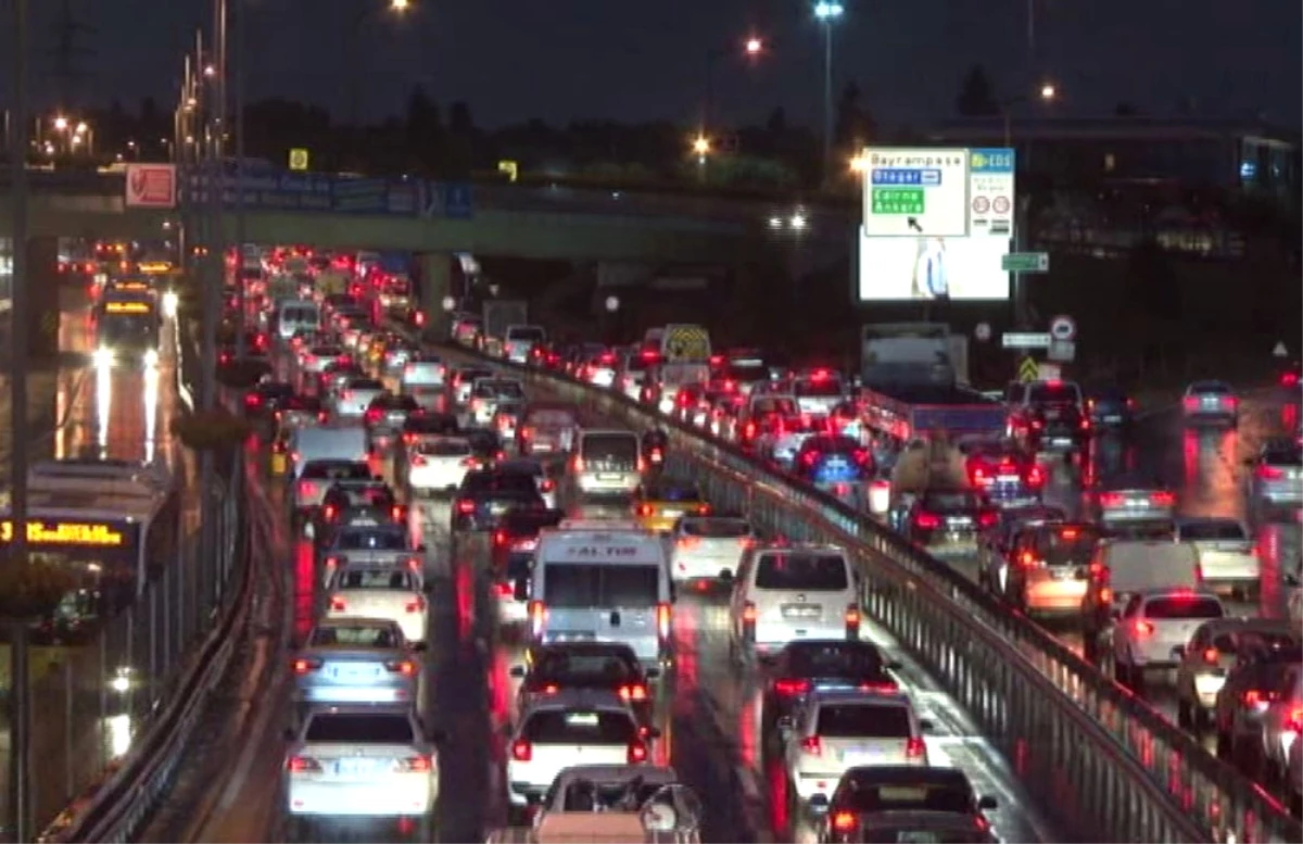 İstanbul\'da Trafik Yoğunluğu Yağmurla Birlikte Arttı