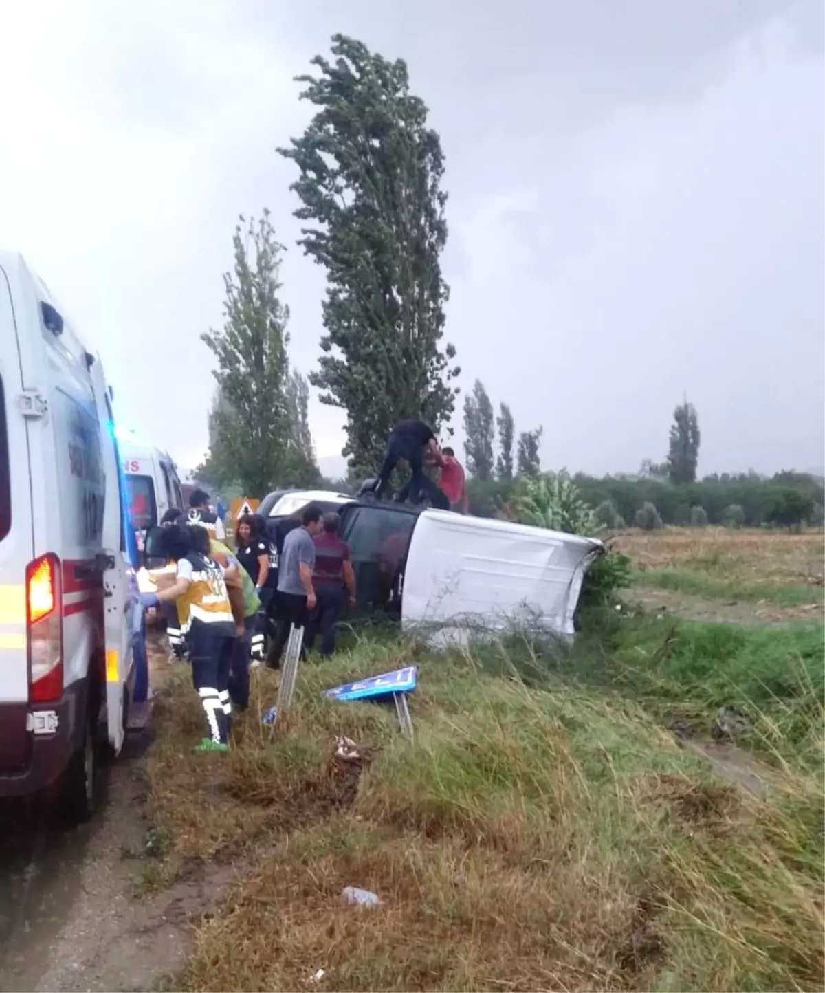 İzmir\'de Minibüs Devrildi: 7 Yaralı