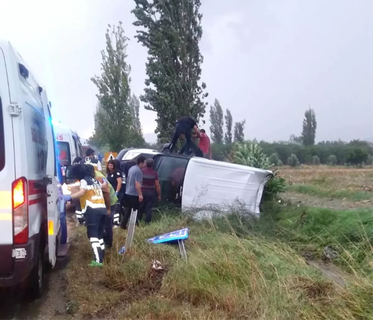 İzmir\'de Minibüs Devrildi: 7 Yaralı