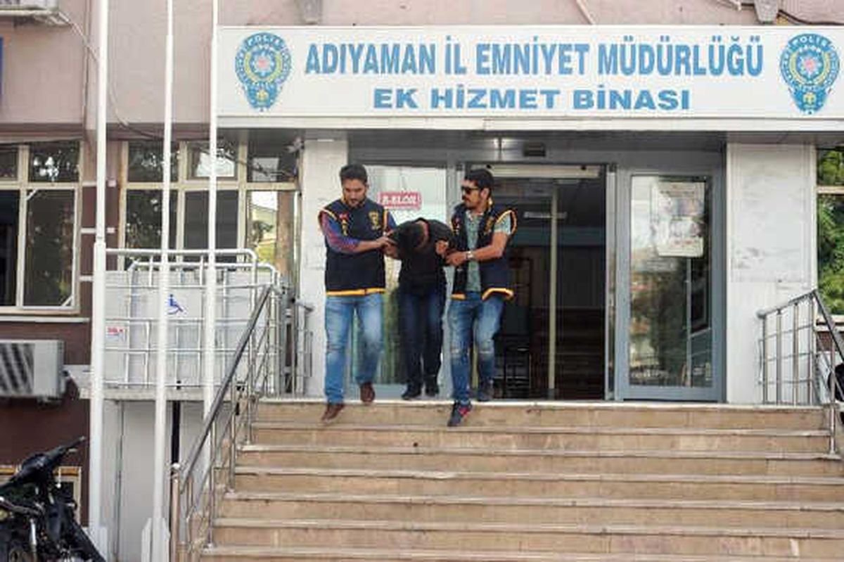Kadınları Döverek Cep Telefonlarını Gasp Etti