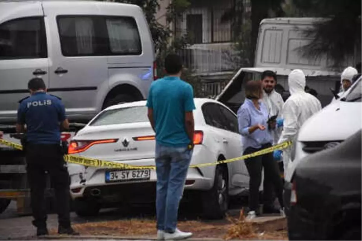 Kaza Yapan Otomobilde, Birçok Yerinden Bıçaklanmış Ceset Bulundu