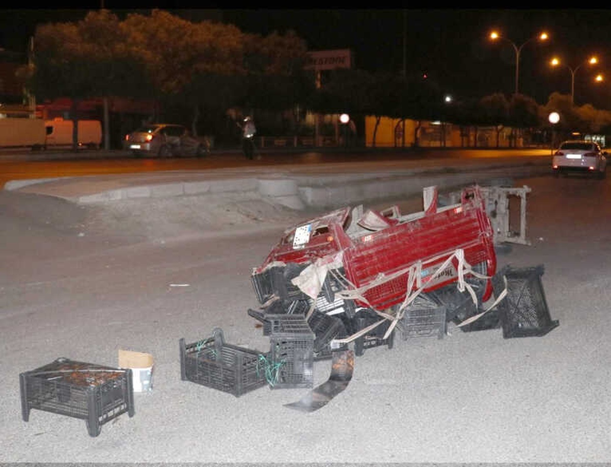 Kontrolden Çıkan Otomobil Elektrikli Bisiklete Çarptı: 1 Yaralı