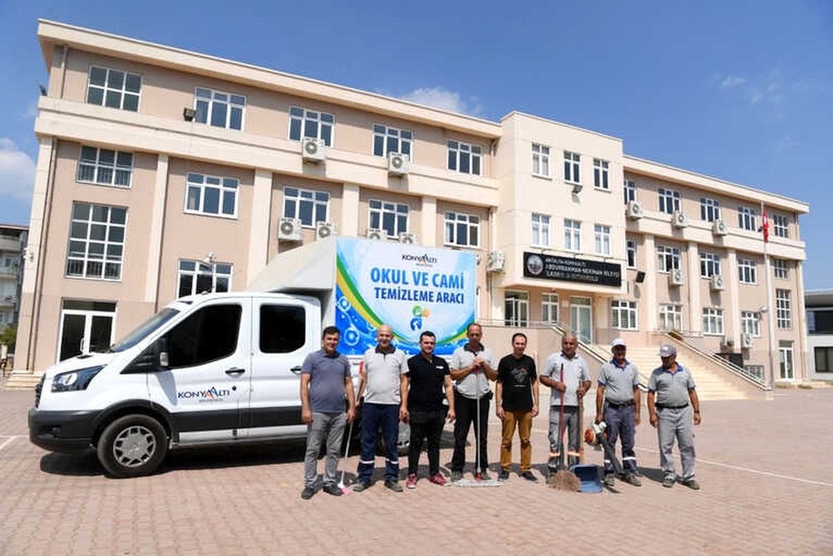 Konyaaltı Belediyesi, Okullarda Boya ve Temizlik Yapıyor