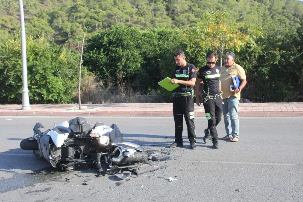 Motosiklet \'U\' Dönüşü Yapan Minibüse Çarptı, Kaskı Bulunmayan Sürücü Başından Yaralandı