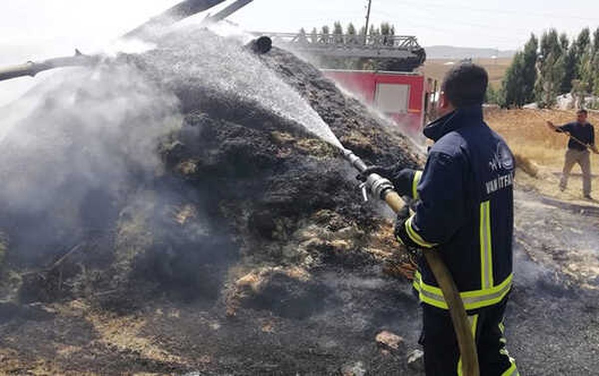 Özalp İlçesinde Bin Bağ Ot ve 8 Ton Saman Yandı