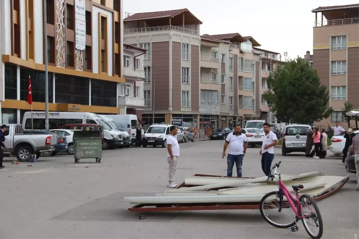 Rüzgarın Uçurduğu Çatı Üç Otomobile Zarar Verdi