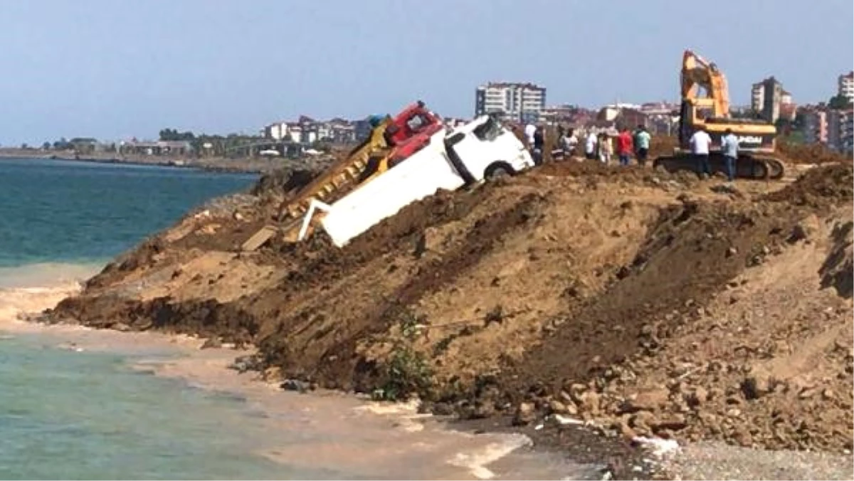 Trabzon\'da Deniz Dolgusu Çöktü; 3 Kamyon Kıyıda Asılı Kaldı