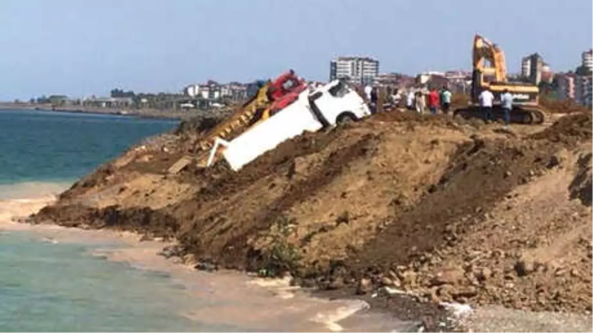 Trabzon\'da Deniz Dolgusu Çöktü; 3 Kamyon Kıyıda Asılı Kaldı