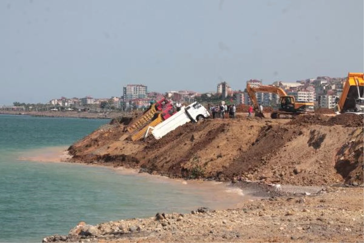 Trabzon\'da Deniz Dolgusu Çöktü; 3 Kamyon Kıyıda Asılı Kaldı (2)