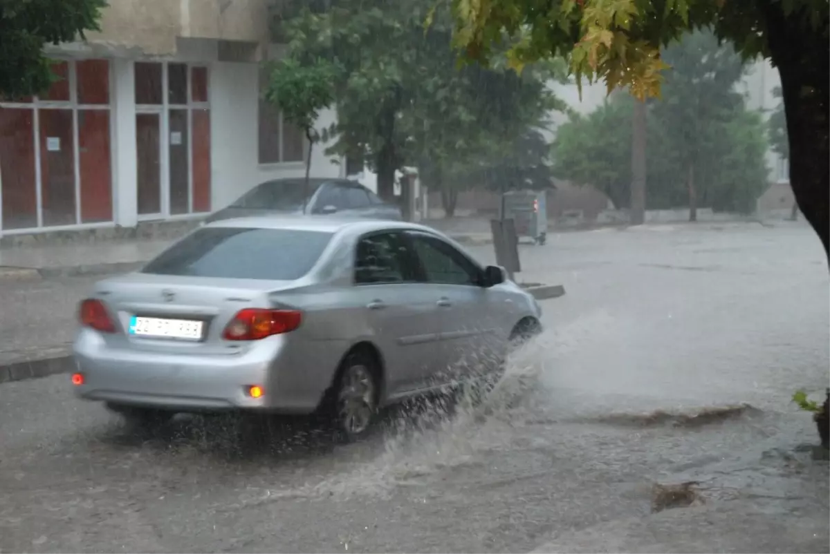 Yağmur Hayatı Felç Etti