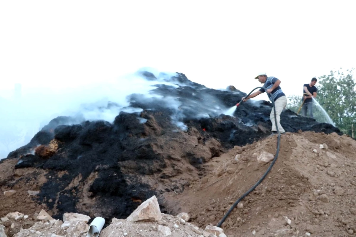 Yozgat\'ta Anız Yangını 8 Bin Saman Balyasını Kül Etti