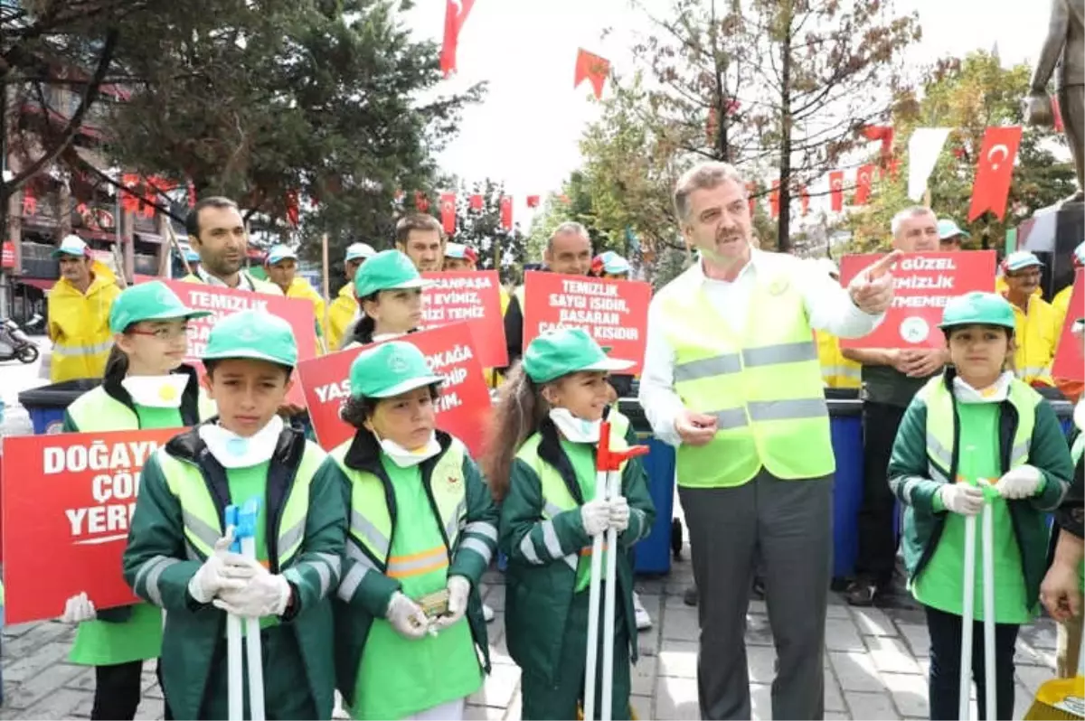 15 Eylül Dünya Temizlik Günü\'nde Minikler Başkan Usta ile Sokaklardaki Çöpleri Topladı