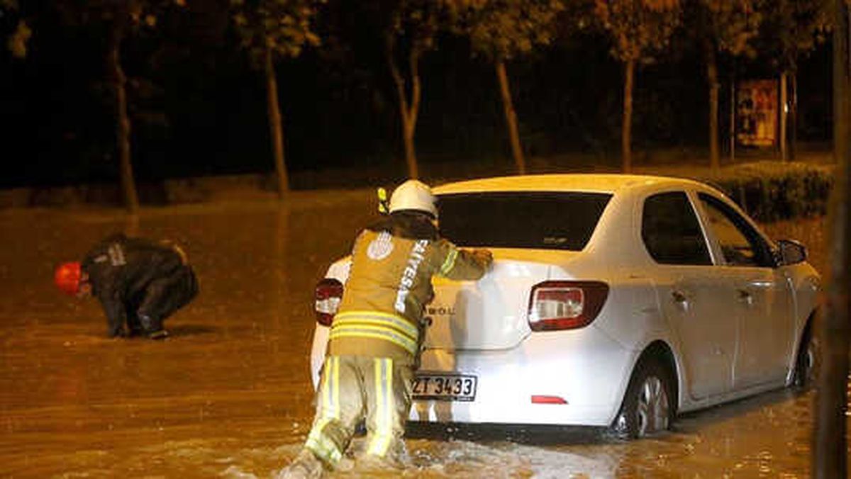 Araçlar Mahsur Kaldı, Evleri Su Bastı