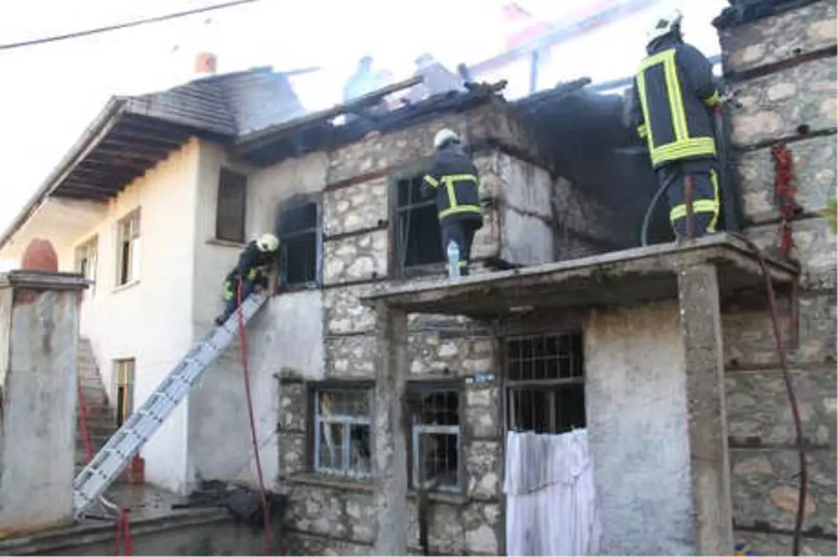 Babasının Evini Yaktı, Sazını Elinden Bırakmadı