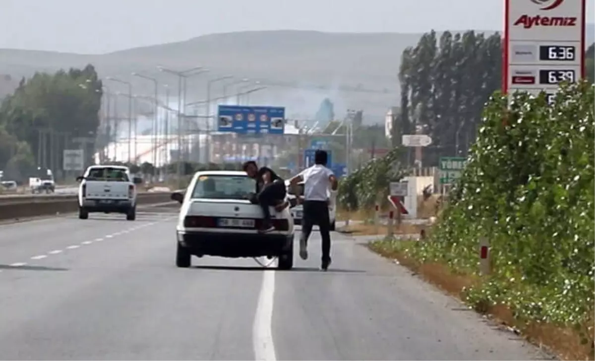 Benzin İstasyonuna Otomobili Böyle Soktular