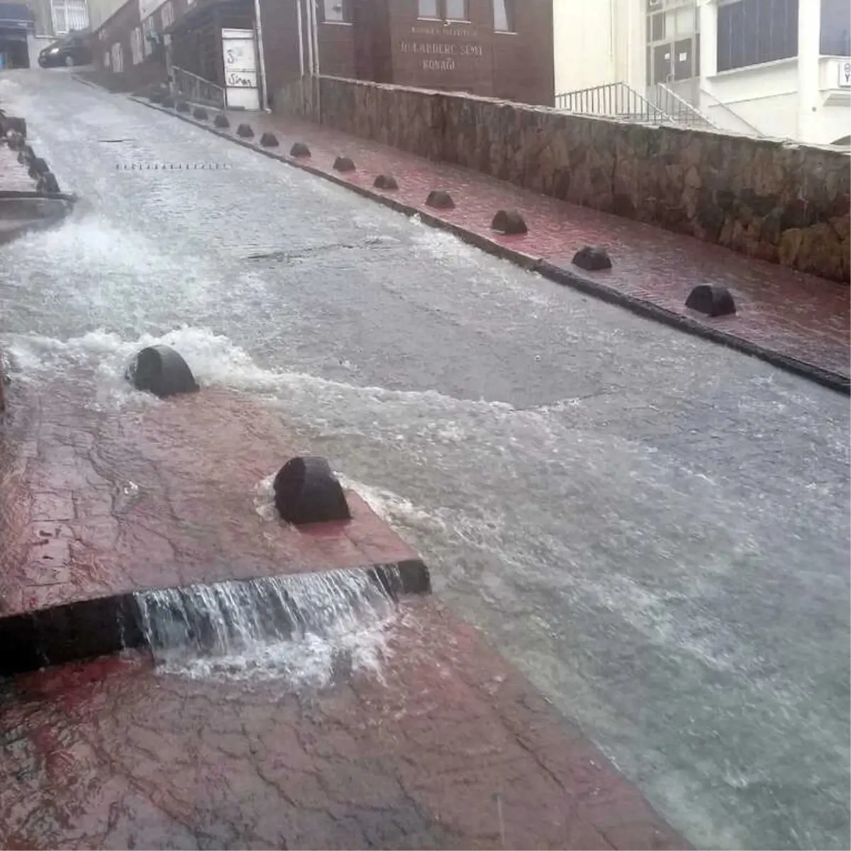 Beyoğlu\'nda Sağanak Yağış Vatandaşlara Zor Anlar Yaşattı