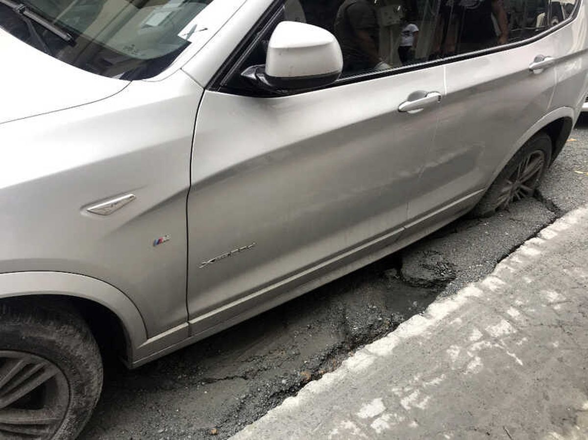 Beyoğlu\'nda Yol Çöktü, Cip İçerisine Saplandı