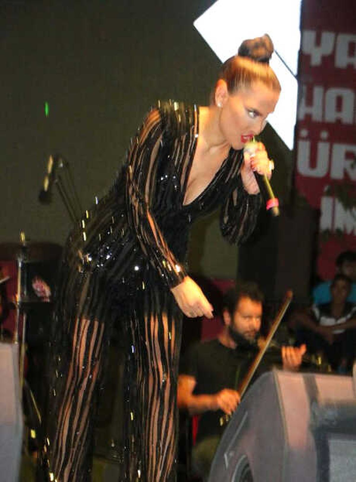 Demet Akalın, Kınık\'ta Konser Verdi