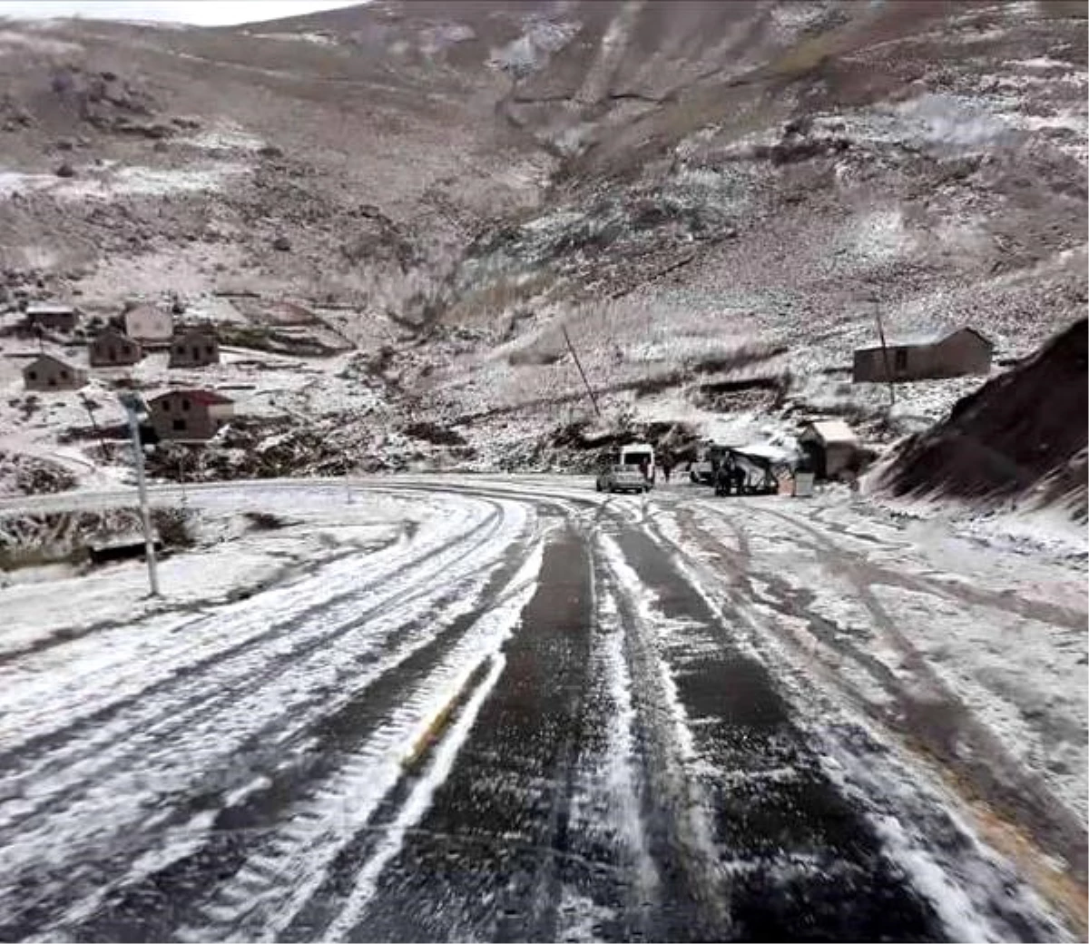 Giresun\'un 2 Bin 200 Rakımlı Geçidi Beyaza Büründü