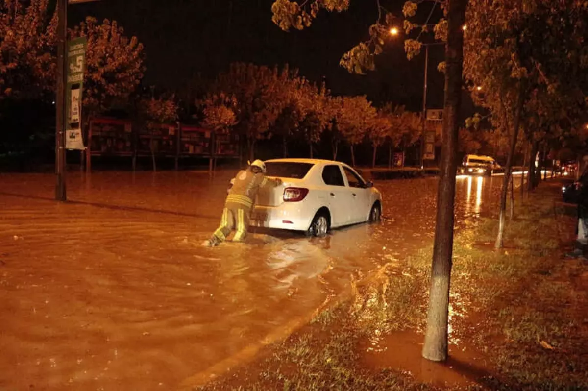 İstanbul\'da Araçlar Mahsur Kaldı