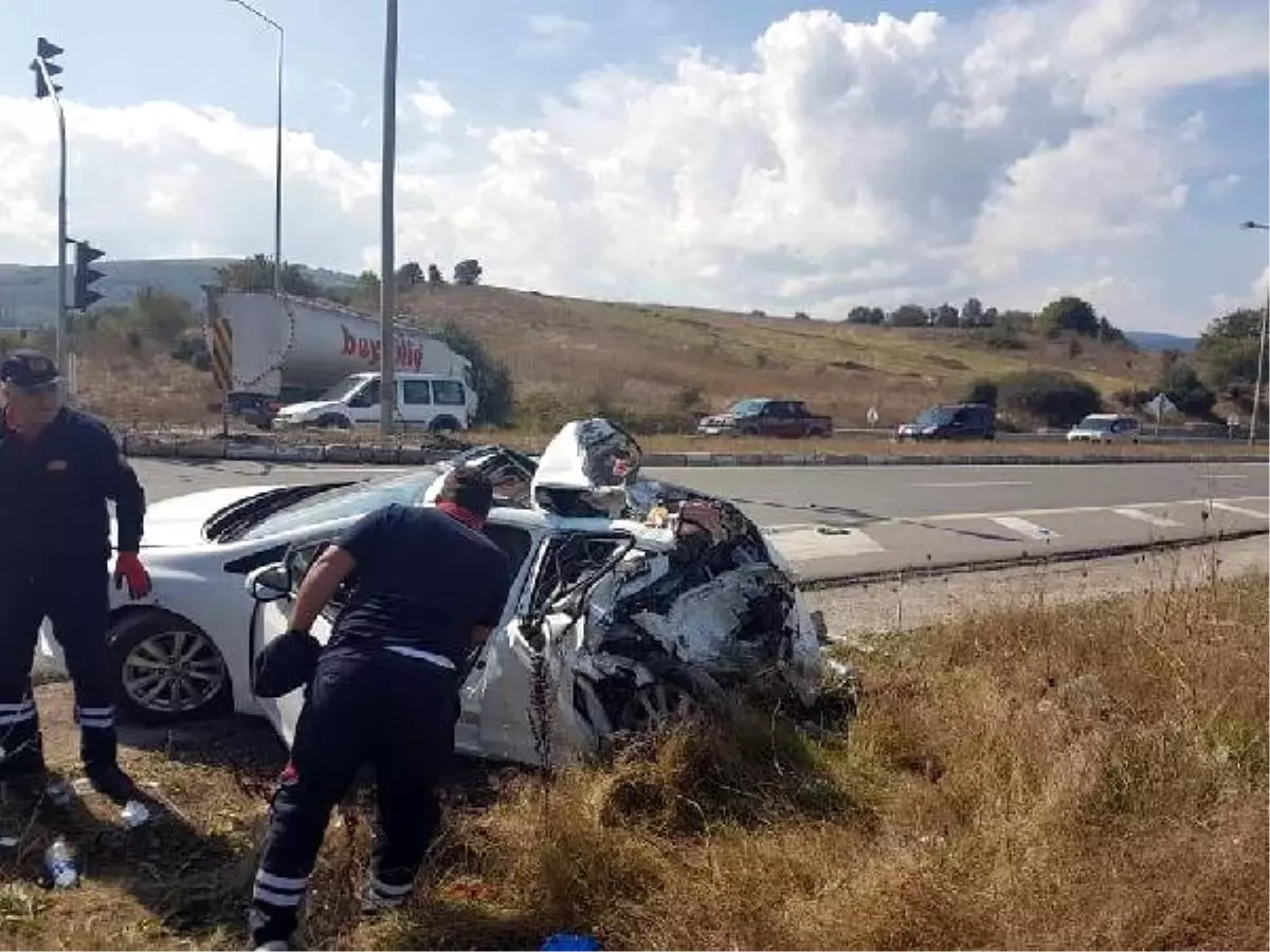 Kamyon Kırmızı Işıkta Bekleyen Otomobile Çarptı; 2 Uzman Çavuş Yaralı