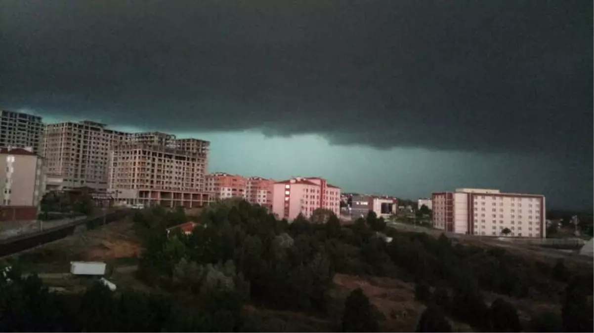 Kastamonu\'yu Vuran Dolu Yağışı Öncesi Kara Bulutlar Gökyüzünü Böyle Kapladı