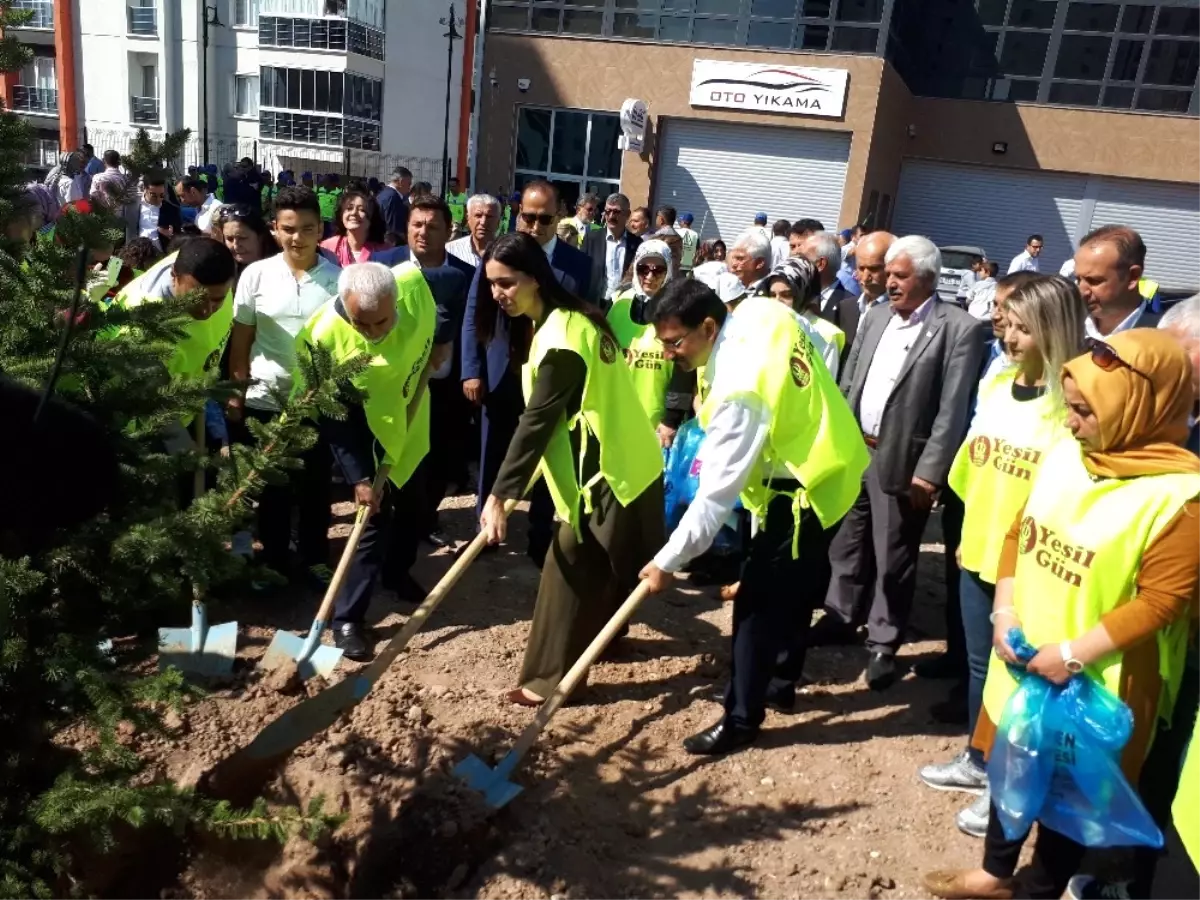 Keçiörenli Kadınlar Süpürgeleriyle Sokakları Temizledi