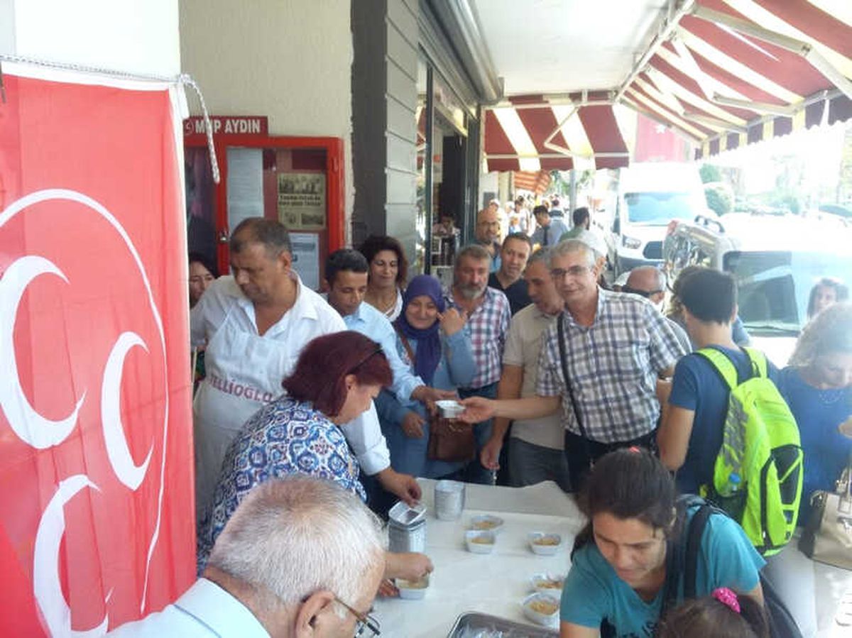 MHP Efeler İlçe Teşkilatı Aşure Dağıttı