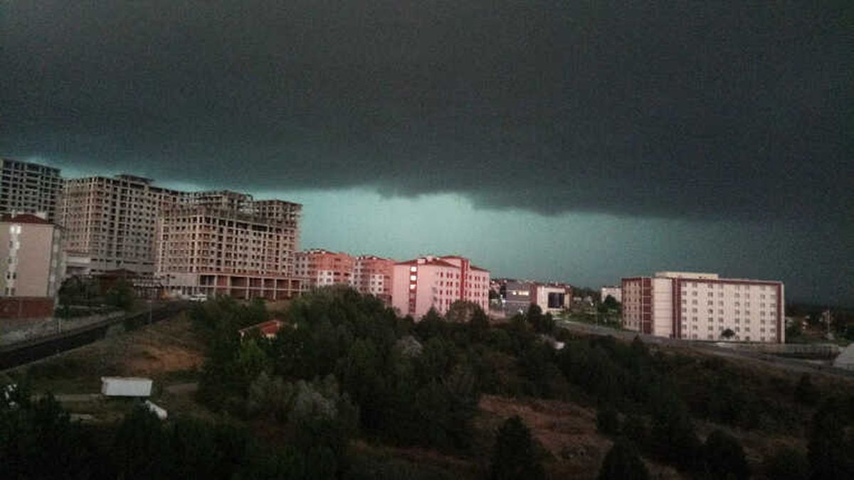 Önce Kara Bulutlar Kapladı Daha Sonra Dolu Başladı