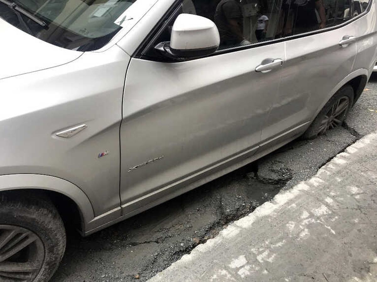 Beyoğlu\'nda Yol Çöktü, Cip İçerisine Saplandı