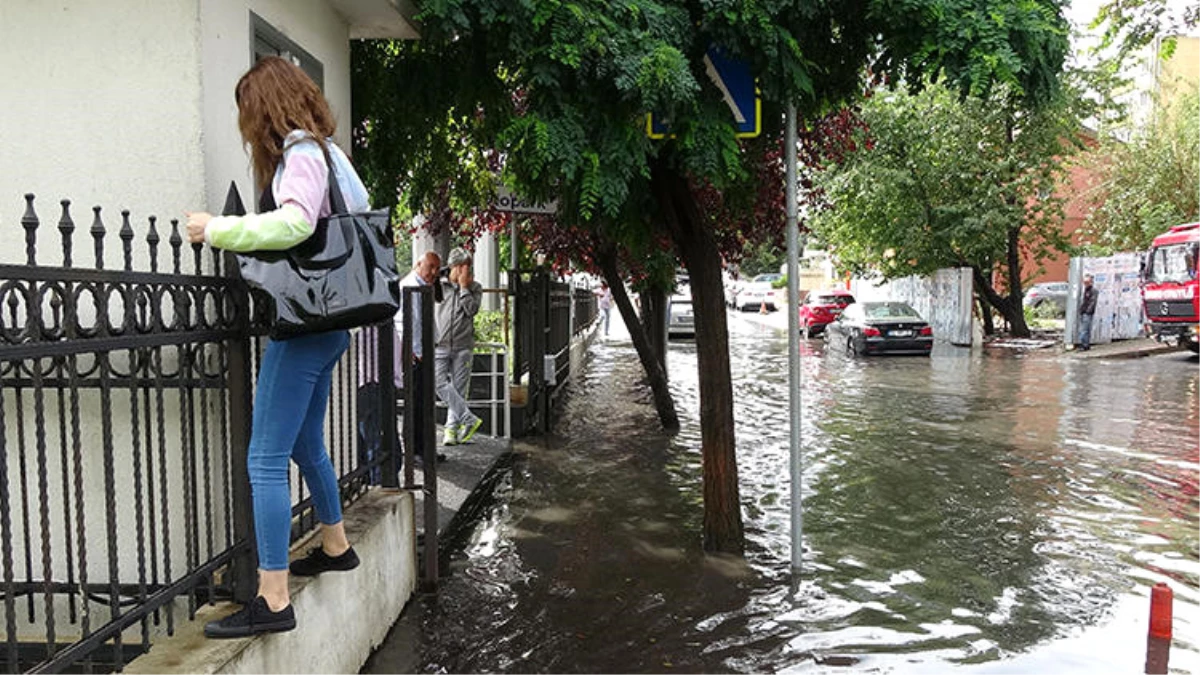 Sağanak Yağış Sonrası Beşiktaş\'ı Su Bastı, Vatandaşlar Yolu Geçmek İçin Duvarlara Tırmandı