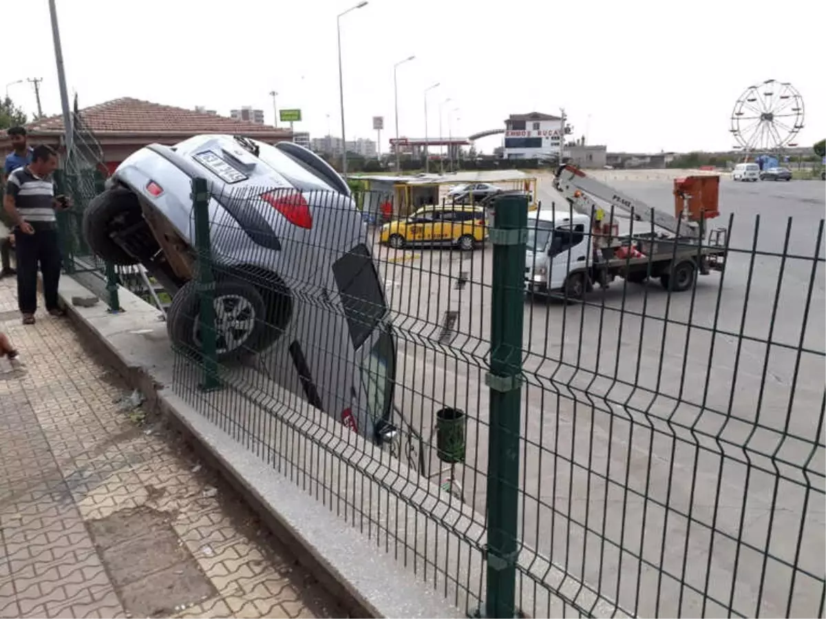 Sürücü Adayı Otomobille 3 Metreden Aşağı Düştü